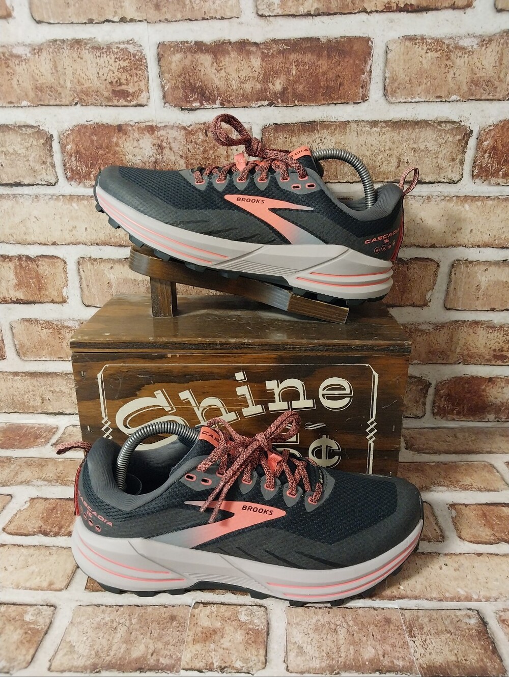 Pre-owned 2022 Brooks Cascadia Gtx 16